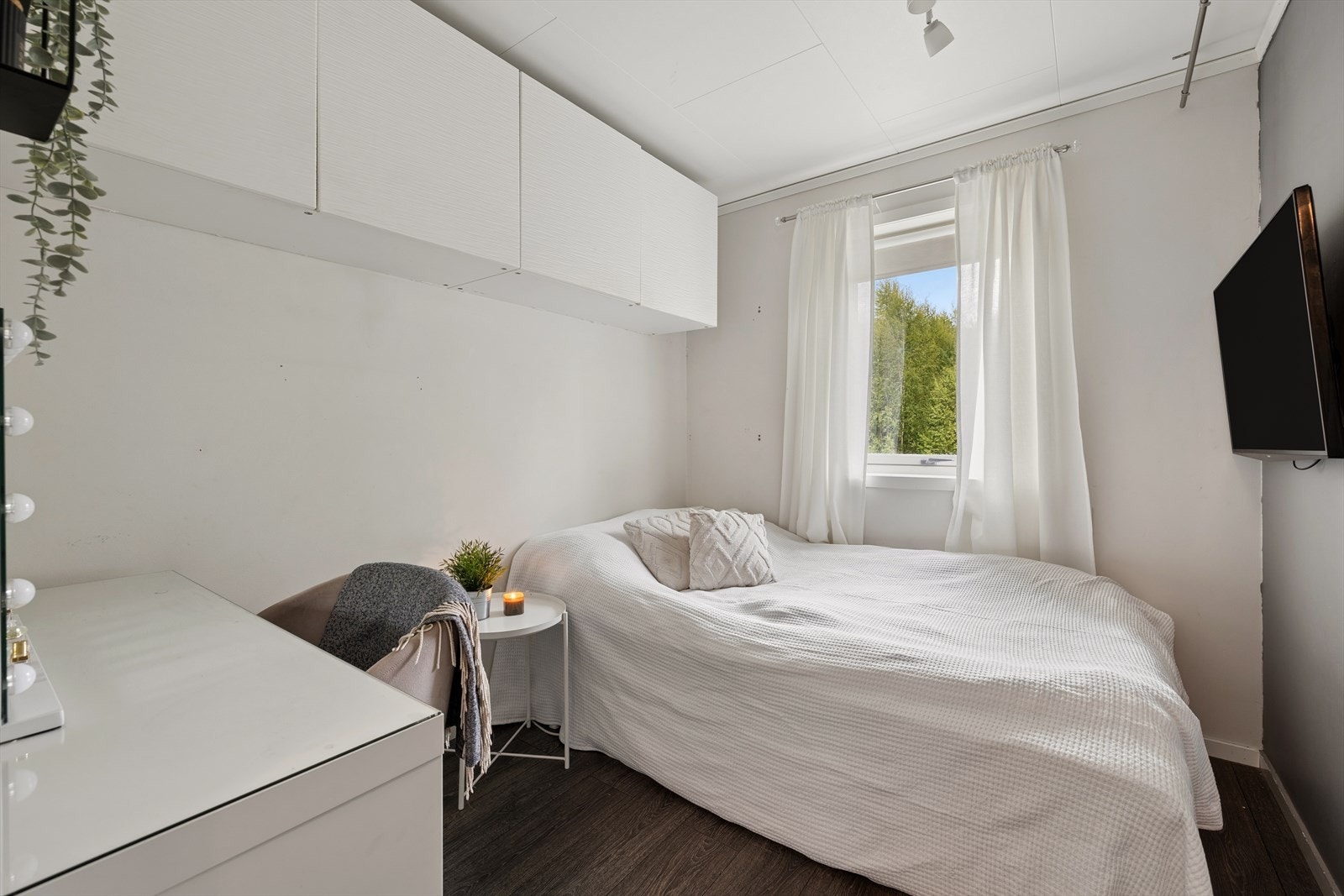 Det ene av leilighetens to soverom. Rommet har laminat på gulvet og plass til seng og oppbevaring. Galleribilde