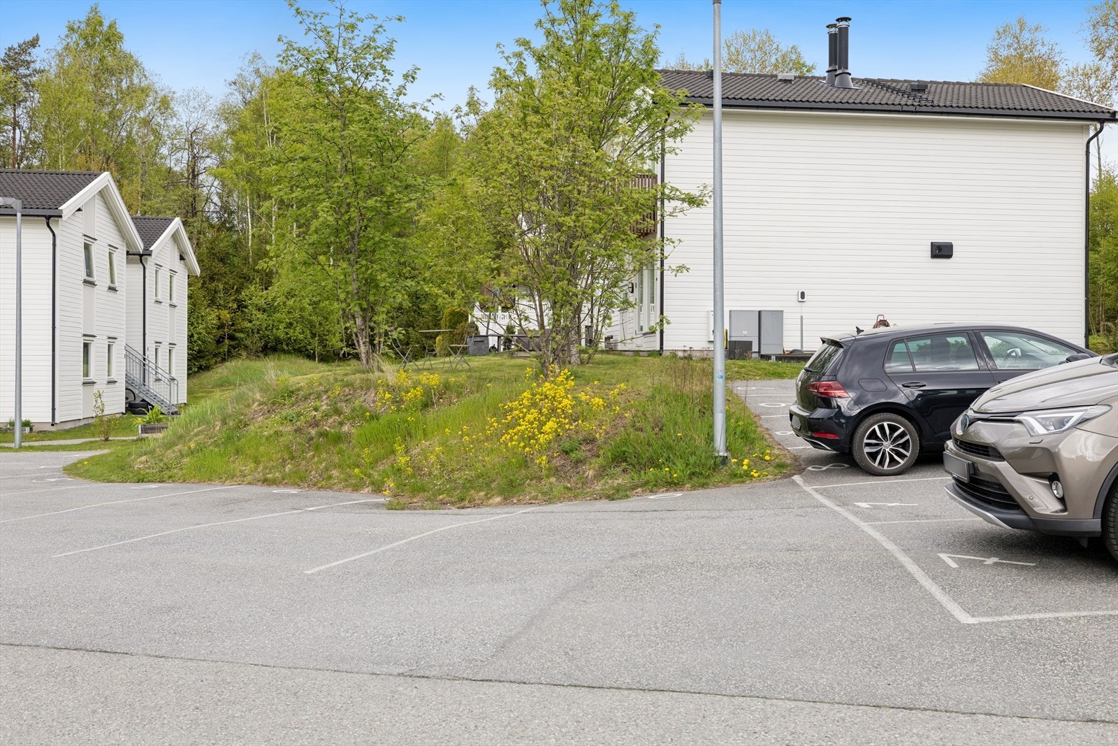 Parkering på felles parkeringsplass. Galleribilde