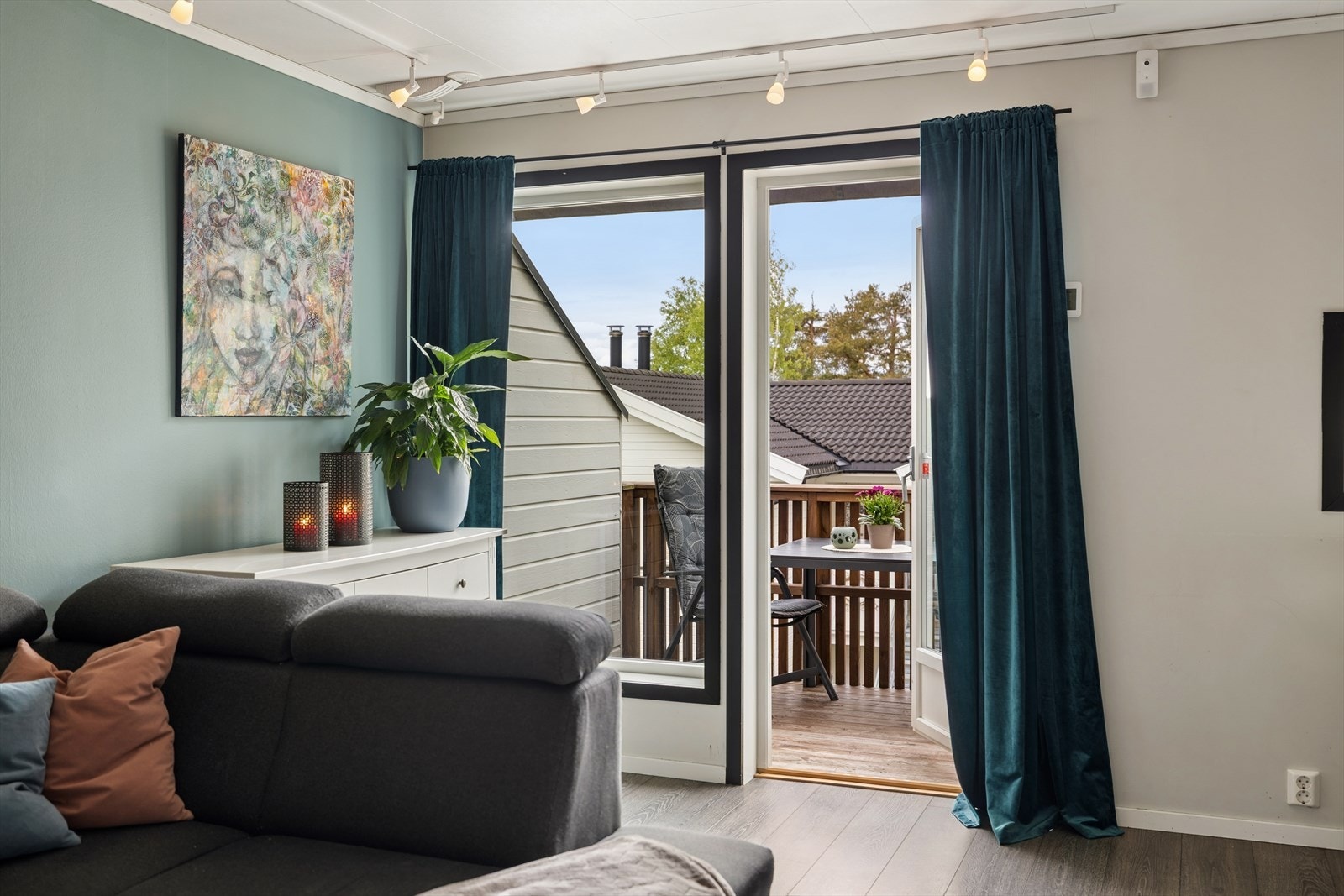 Leiligheten har en åpen og sosial planløsning med direkte utgang fra stuen til en vestvendt veranda. Galleribilde