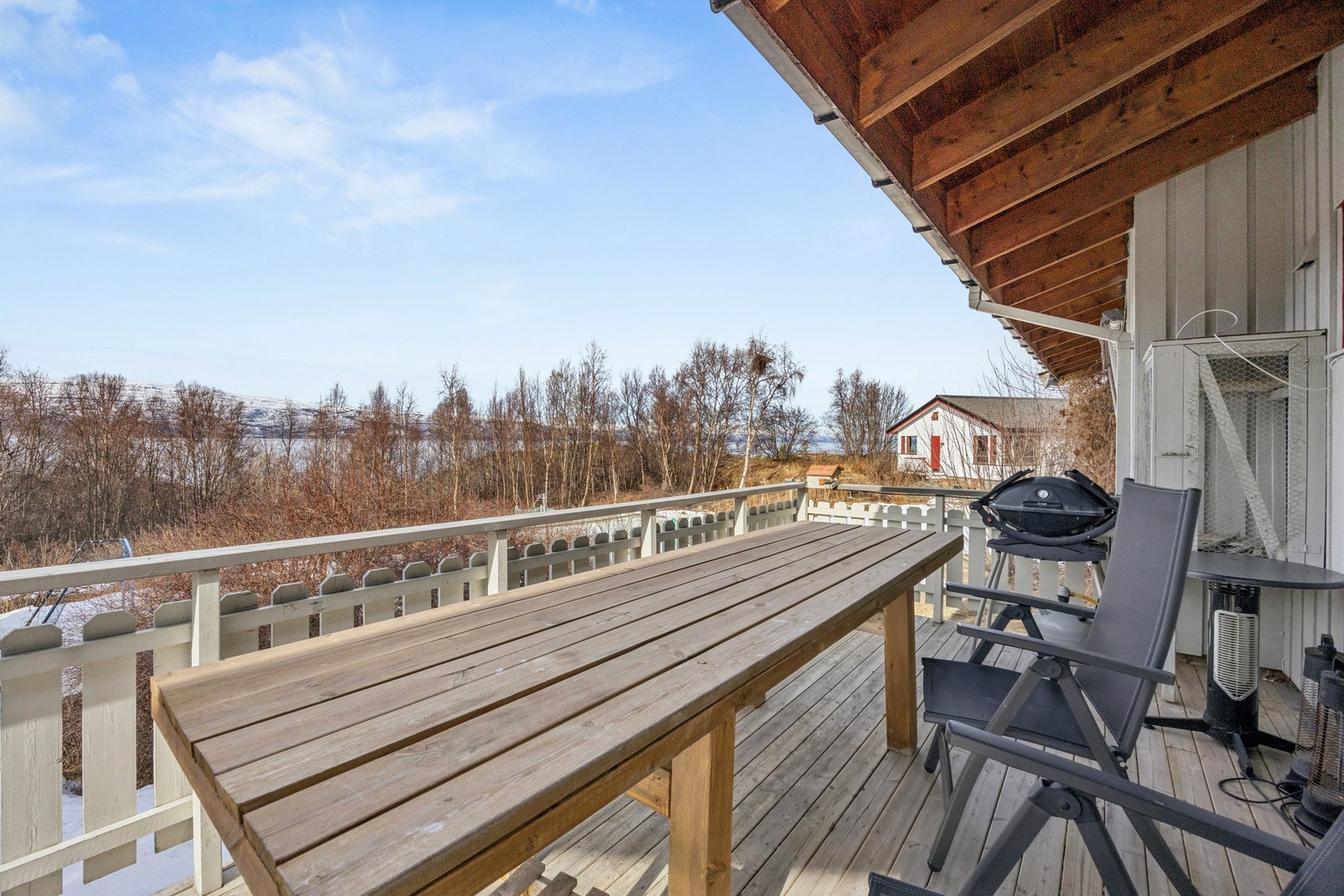 Fra terrassen er det fin utsikt over nærområdet og mot Altafjorden. Galleribilde