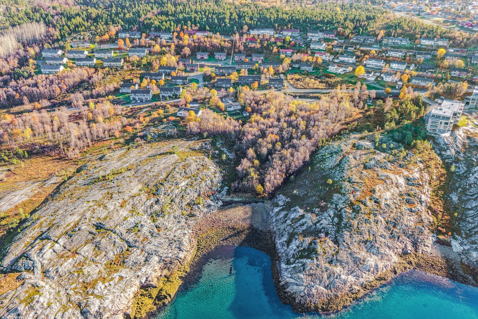 Eiendommen ligger i et etablert boligområde med kort vei ned til fjæra. Galleribilde