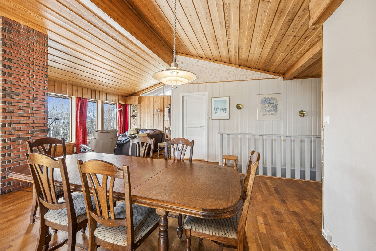 Den malte tretrappen leder ned til sokkeletasjen fra gangen ved spisestuen. Galleribilde