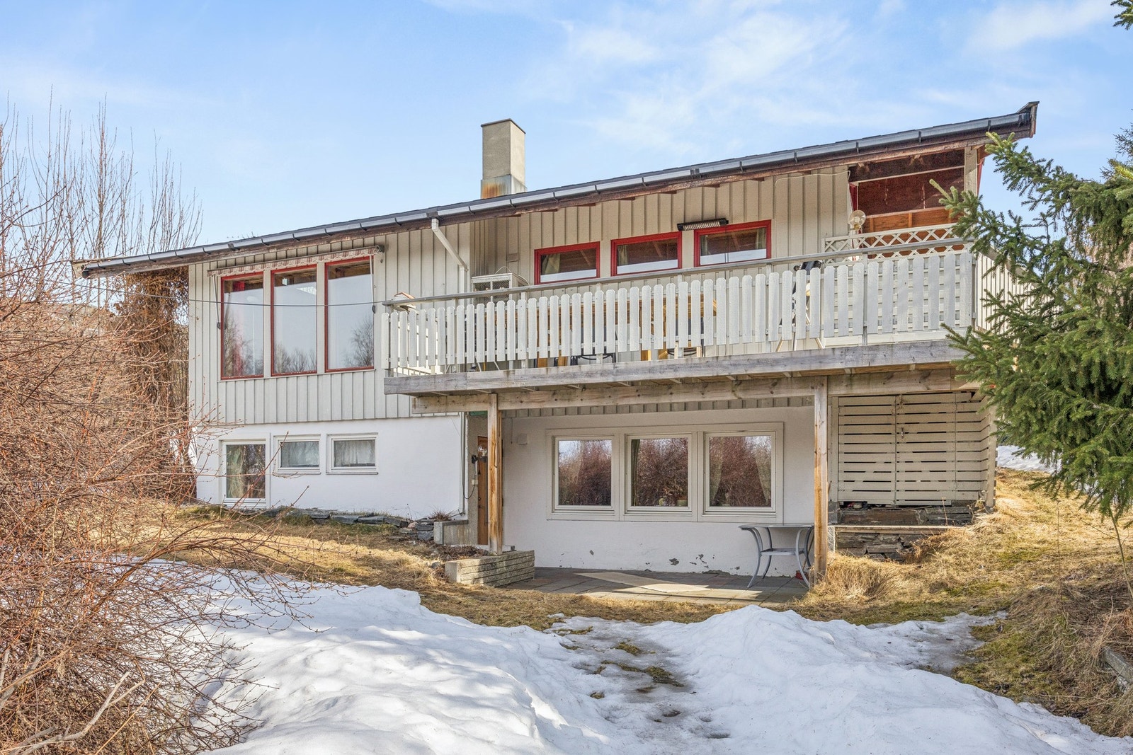 Boligen er oppført i 1978 og har stående bordkledning. Galleribilde