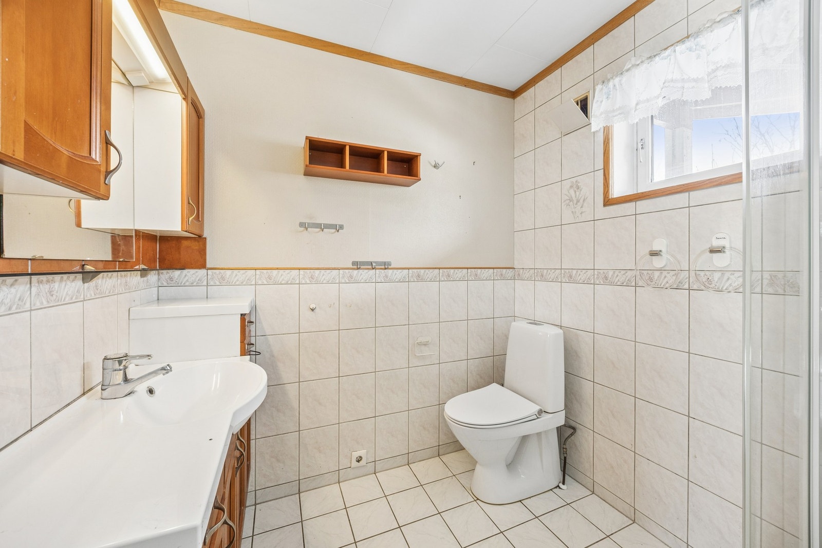 Badet i første etasje har fliser på gulv og vegger. Galleribilde