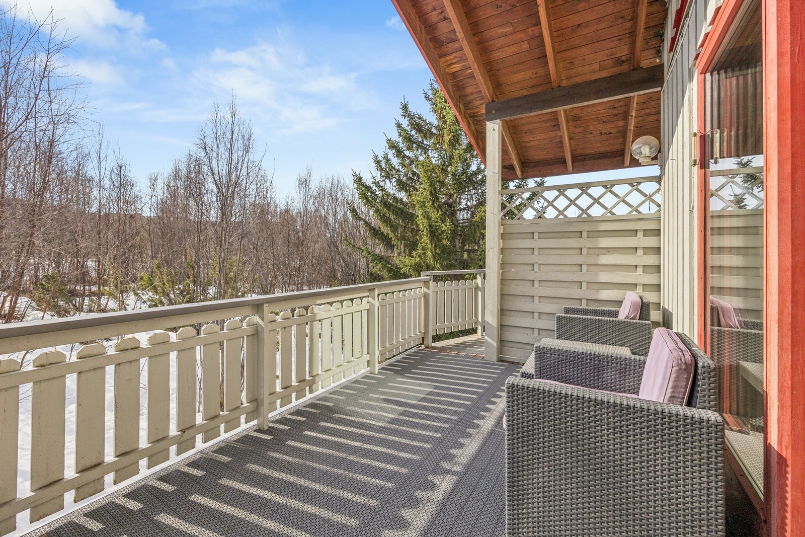 Eiendommen har to terrasser. Hovedterrassen på 38 m² strekker seg fra entré til stue. Galleribilde