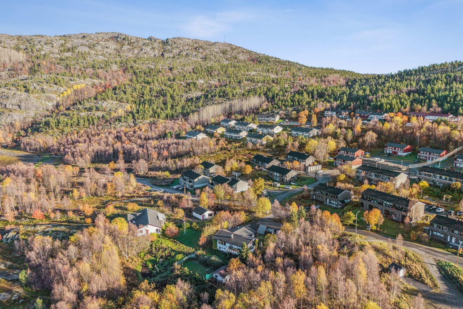 Oversikt over nabolaget som primært består av eneboliger og leiligheter. Galleribilde