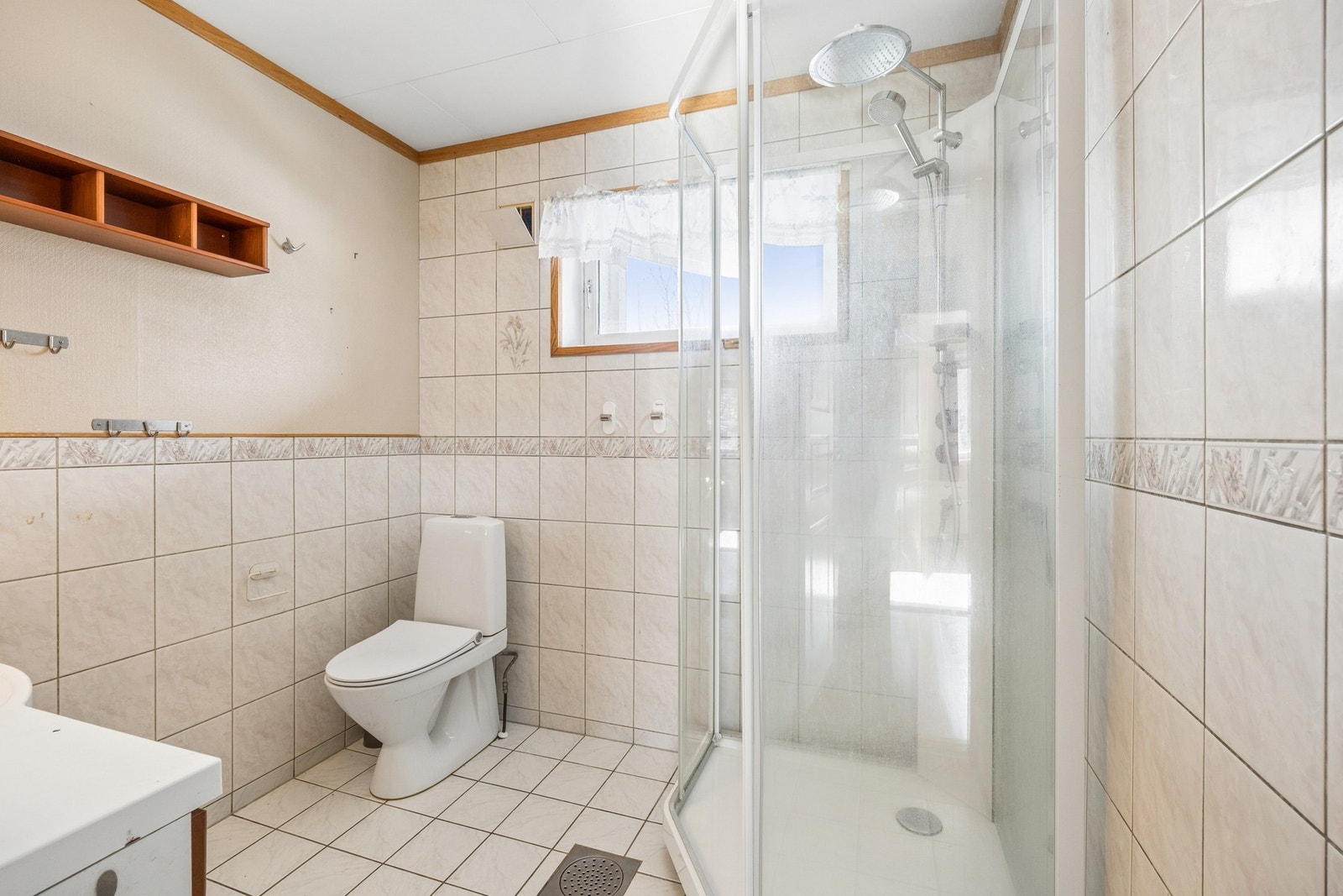 Både toalett og dusjkabinett på dette badet ble byttet i 2022. Galleribilde