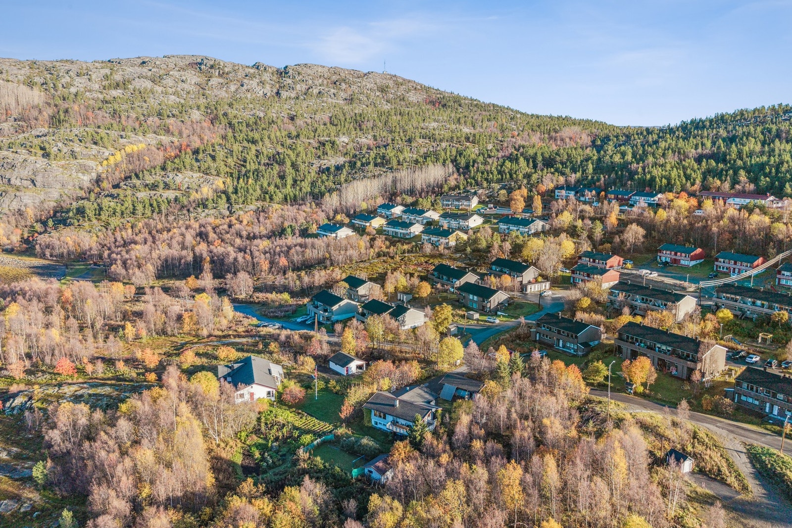 Fra Tollevik er det sentral beliggenhet med nærhet til både sentrum og videregående skole, ca. 2,5 km unna. Galleribilde