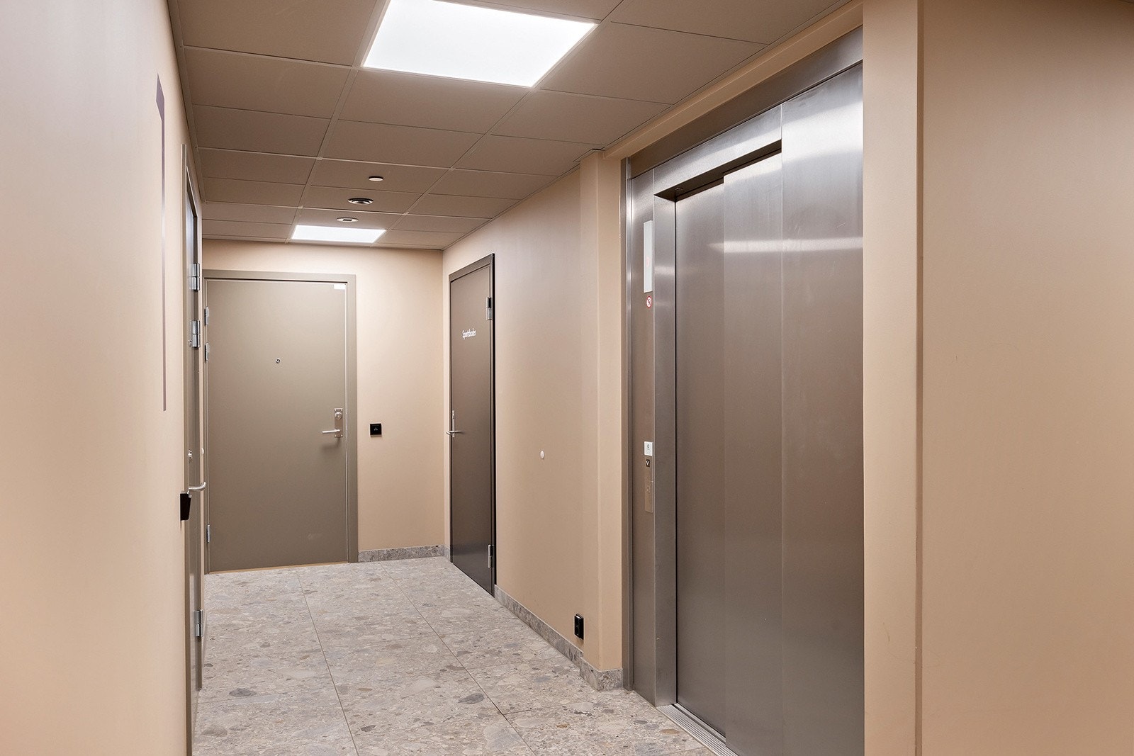 Direkteadkomst til leiligheten, kjellerbod og garasje via heis. Galleribilde
