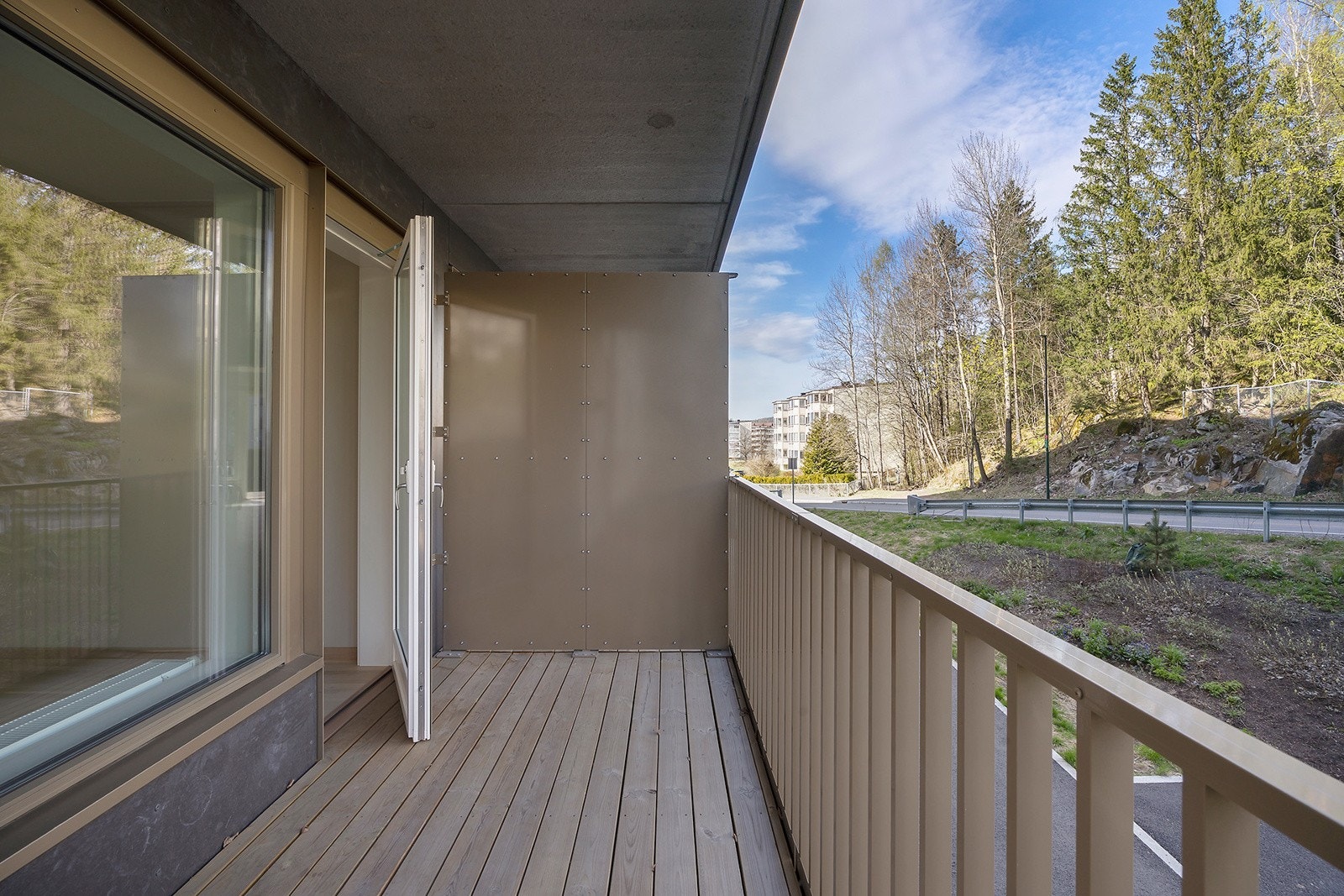 Østvendt balkong på 7 m² med adkomst fra spiseplass, her er det også montert utvendig belysning og strømuttak. Galleribilde