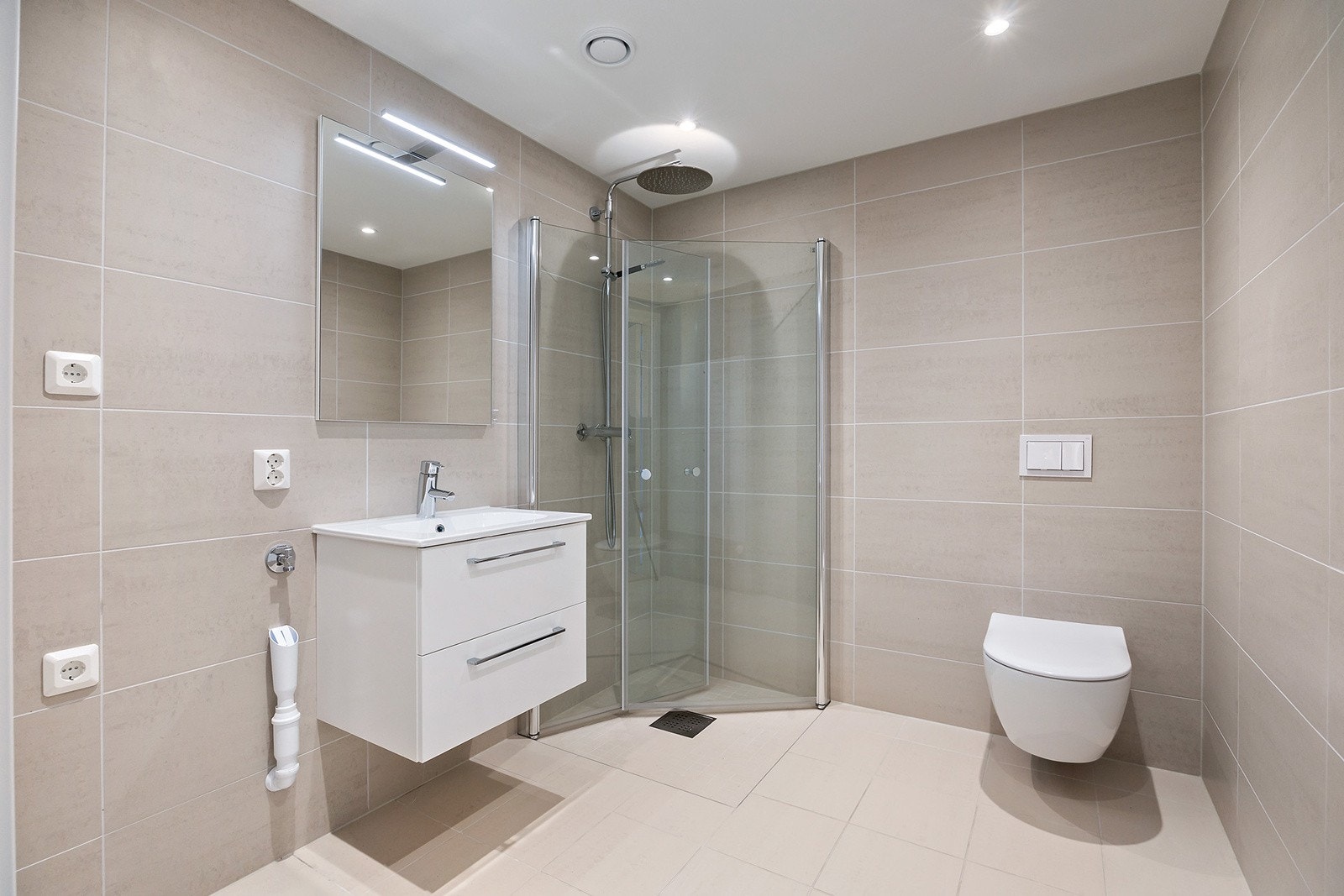 Badet har adkomst fra entreen og er oppført med delikate og tidløse fliser og med vannbåren varme. Galleribilde
