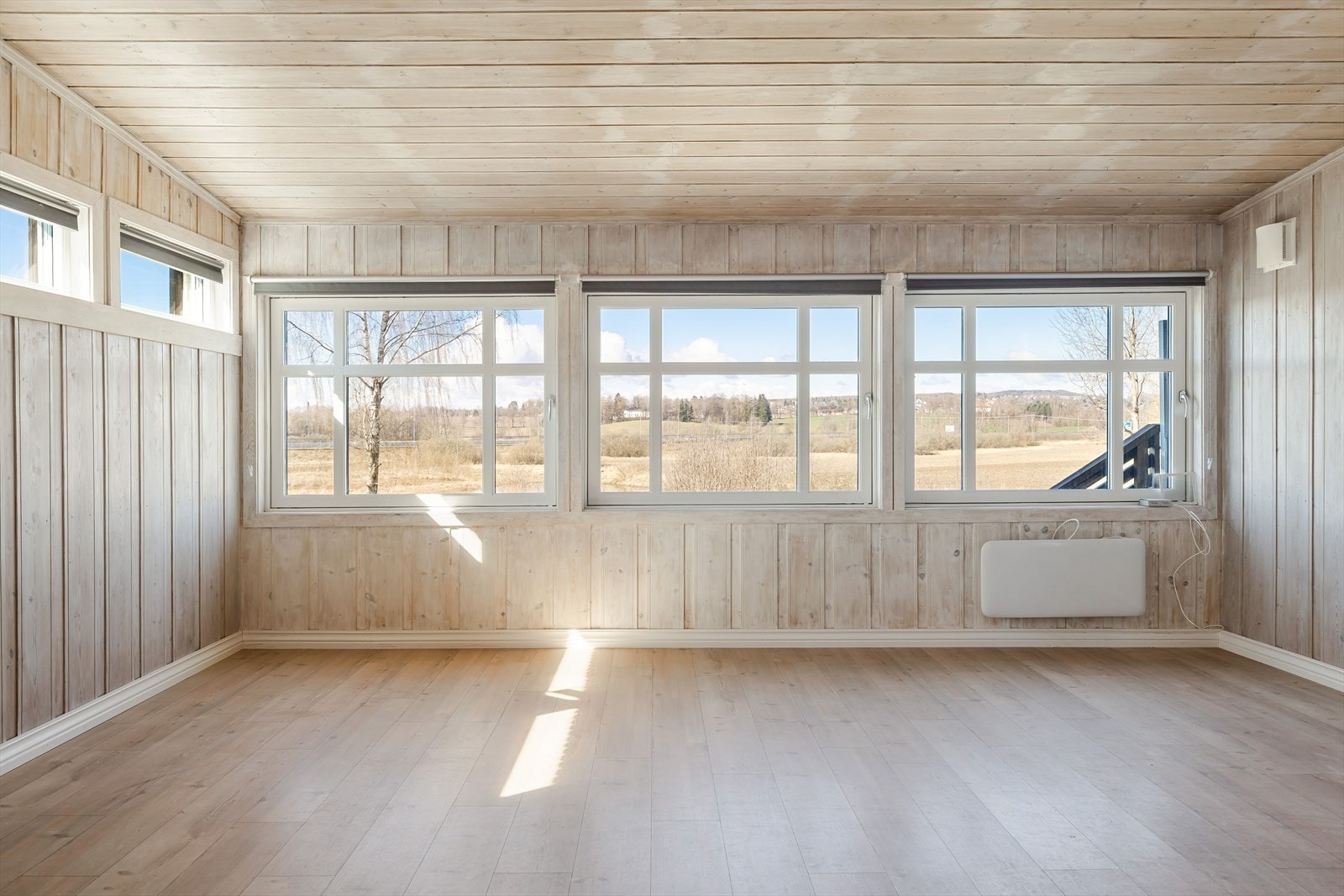 Stuen har flere store vinduer som slipper inn rikelig med naturlig lys, samt åpner opp for det naturskjønne utsynet. Galleribilde