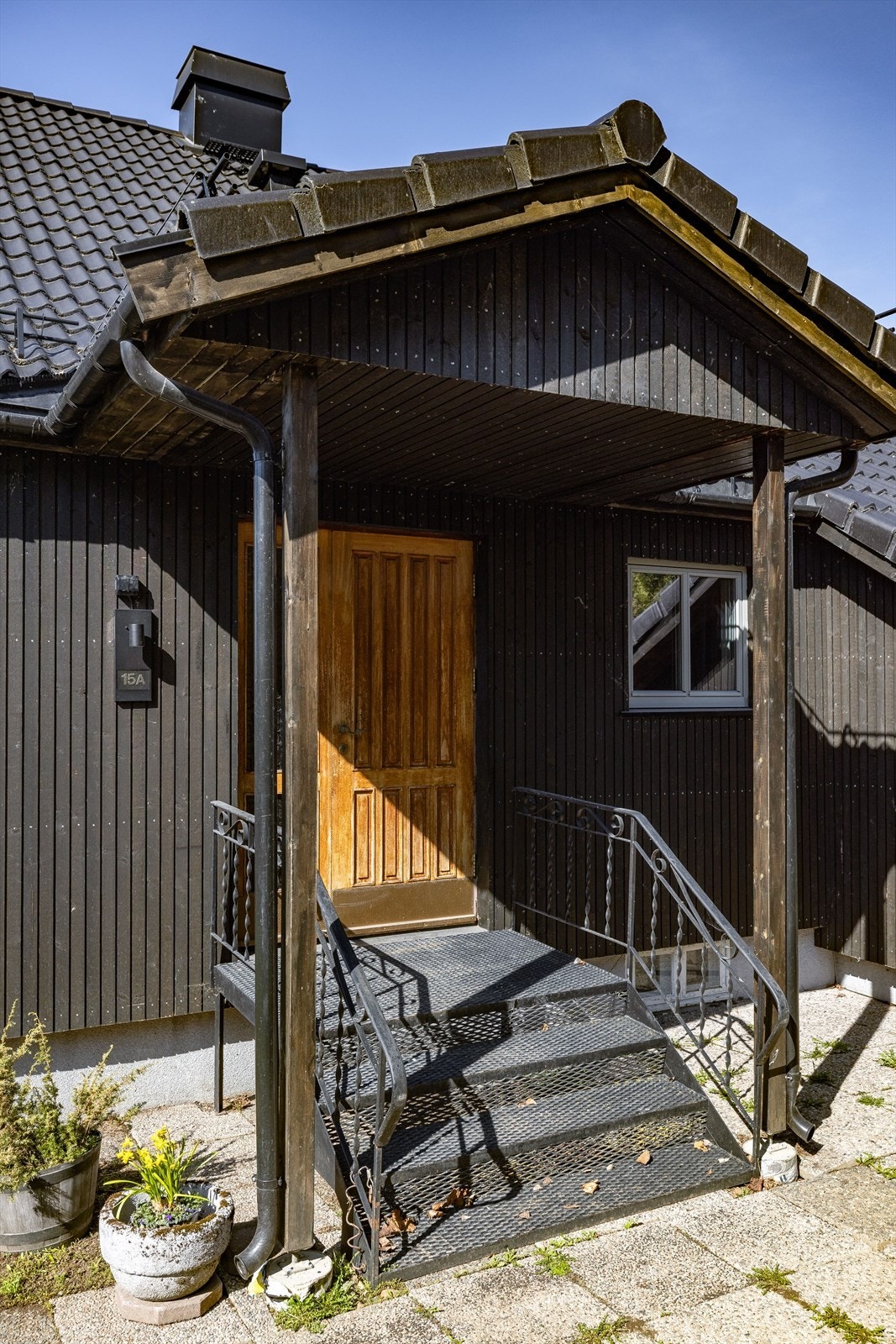Du ønskes velkommen inn via et overbygget inngangsparti. Galleribilde