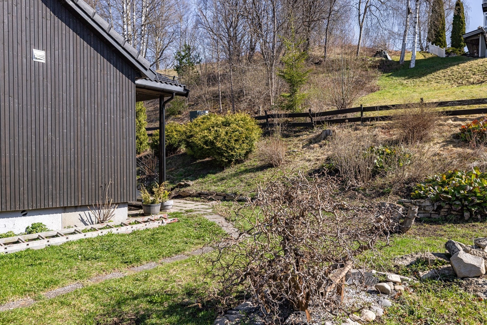 Felles eiertomt på ca. 1 195,8m² for begge seksjonene. Eiendommen ligger i relativt skrånende terreng. Tomten er opparbeidet med grus, plen, diverse beplantninger, belegningsstein og biloppstillingsplass. Galleribilde