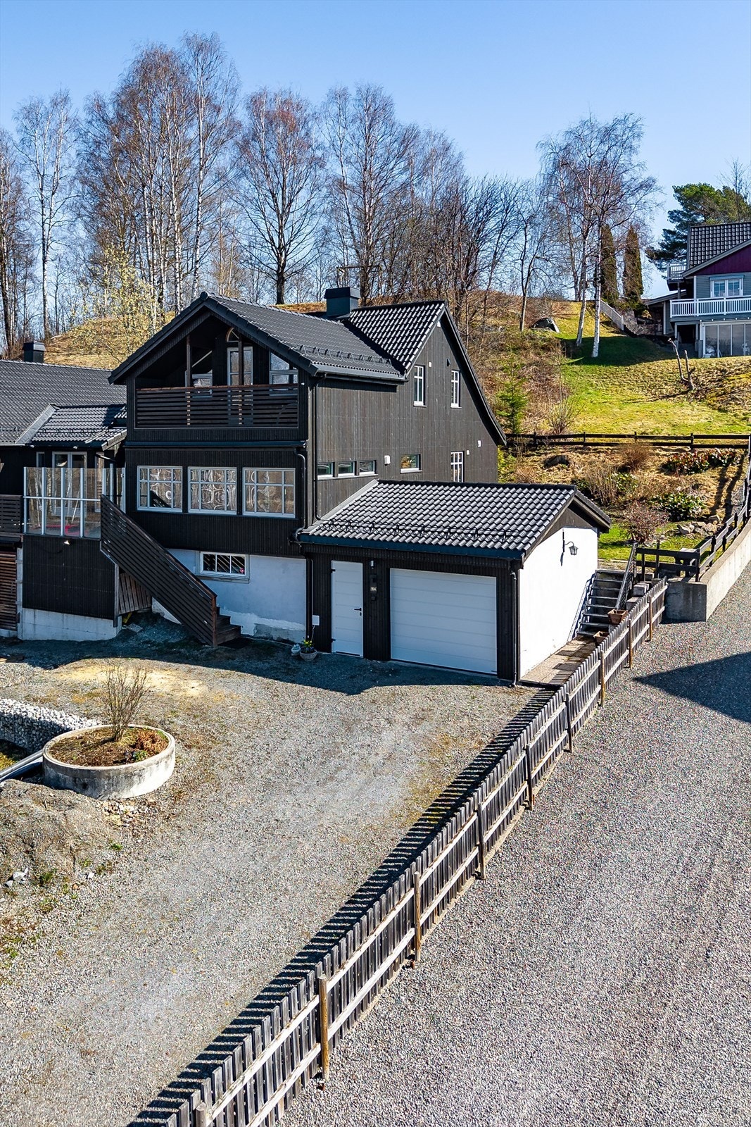 Eiendommen ligger på Åker på Ridabu, som er et attraktivt og barnevennlig område med gangavstand til skoler og barnehager. Området kan by på mange fine turstier. Hamar sentrum som ligger ca. 3 km fra boligen. Galleribilde