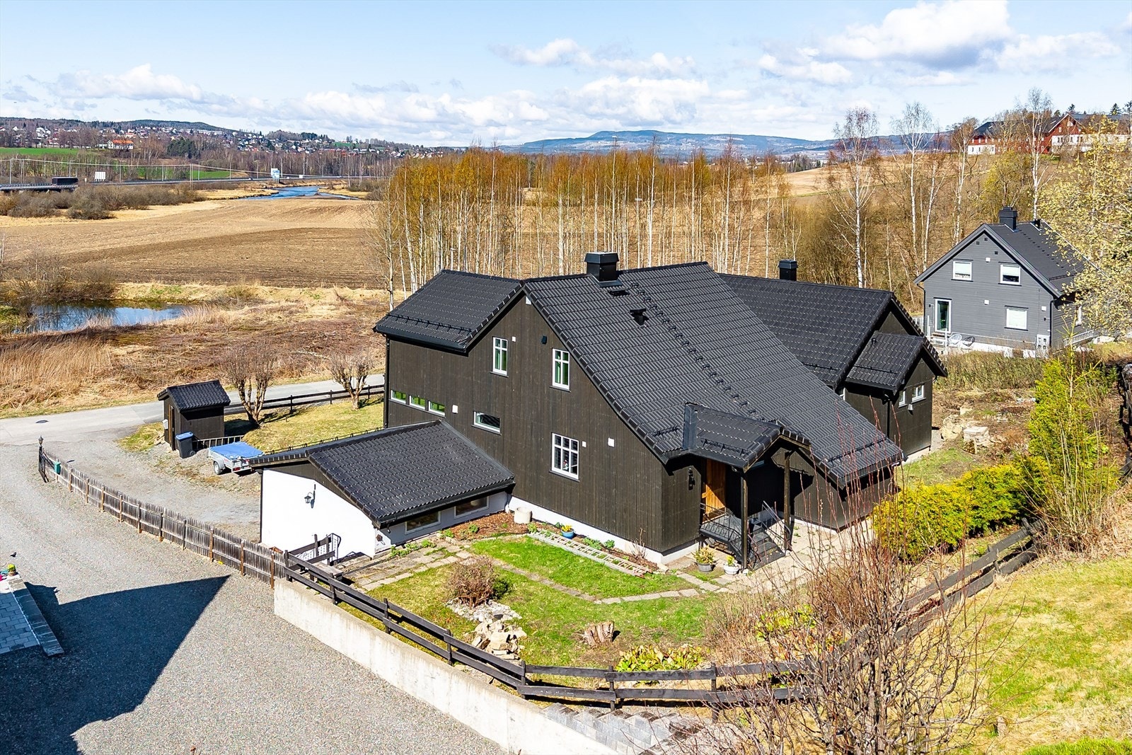 Det er bla. etterisolert 5cm utvendig, ny utvendig kledning, nytt taktekking med undertak og skiftet vinduer i 1. etasje og loftsetasje. Galleribilde