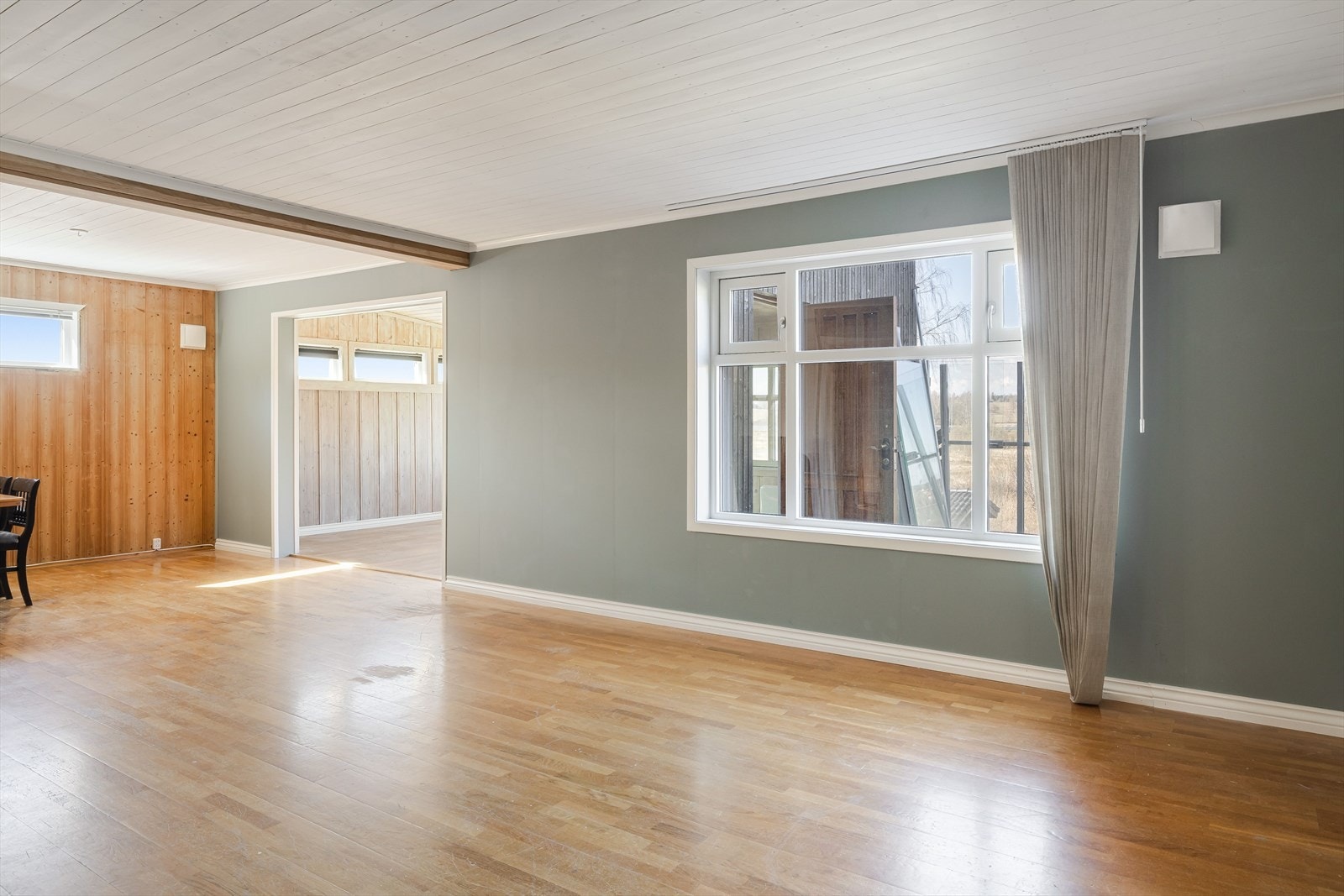 Stor og lys stue med god plass til ulike soner og flere sittegrupper. Galleribilde