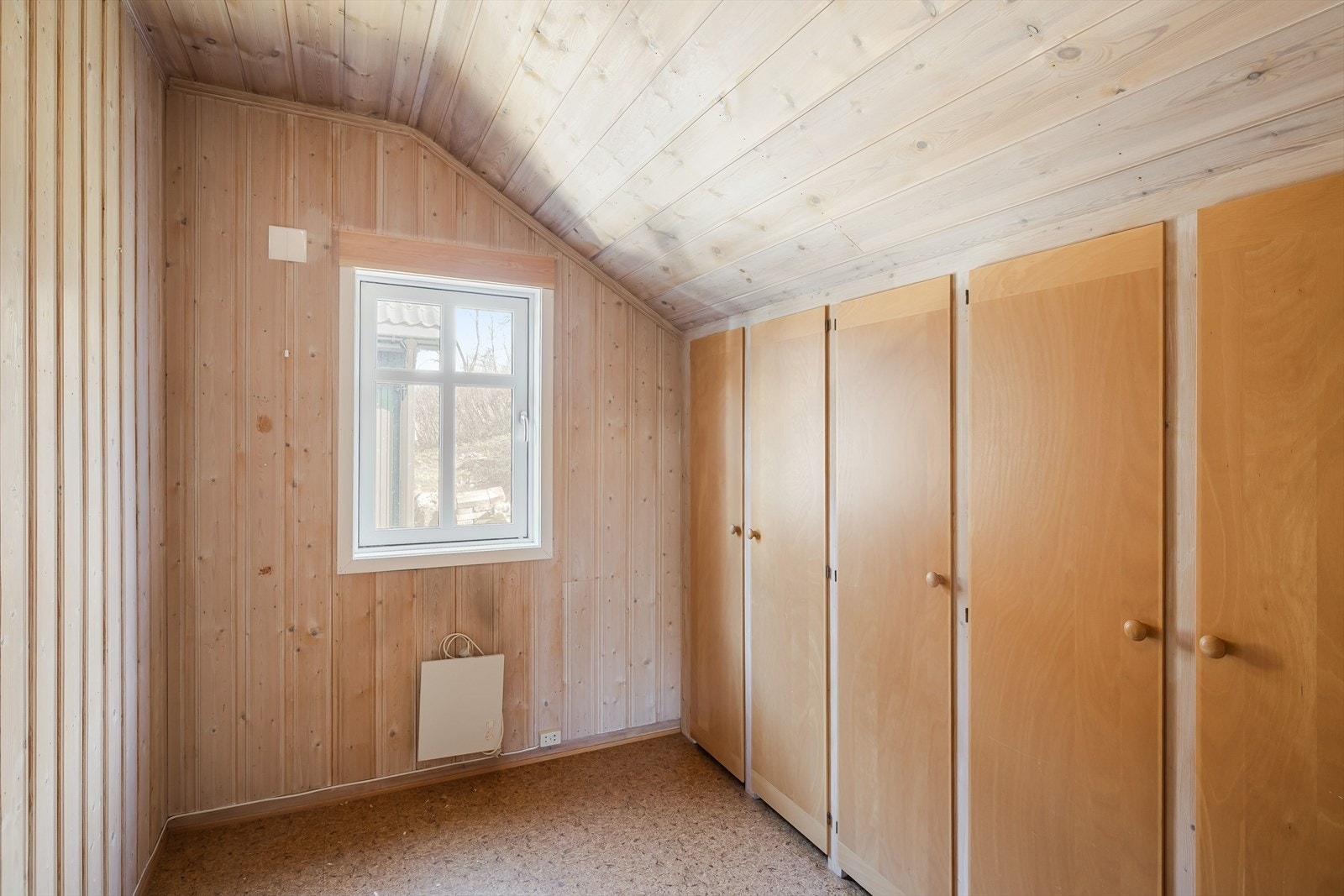 Rom i 1. etasje med god oppbevaringsplass i flere garderobeskap. Galleribilde
