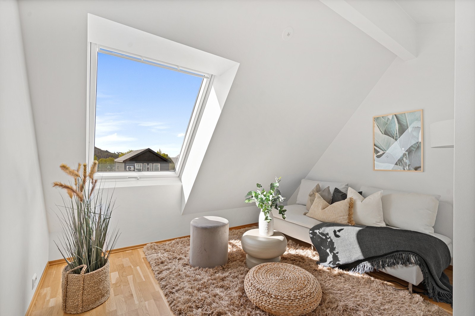 Loftstuen er et allsidig fristed med rom for både aktivitet og rolige stunder. Et naturlig samlingspunkt for ungdom og familie, hvor venner kan samles, tempoet senkes foran TV-en eller rommet tas i bruk til trening, lek og hobbyaktiviteter. Galleribilde