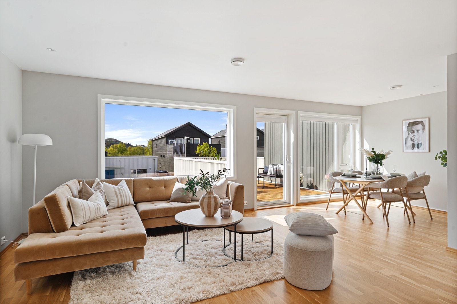 Stuen er et naturlig samlingspunkt, med plass til både hverdag og hyggelige sammenkomster. Galleribilde