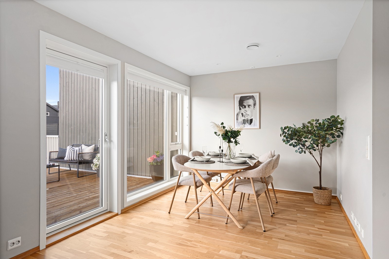 Rundt bordet samles man til gode måltider og nære øyeblikk, med direkte utgang til en innbydende takterrasse som forlenger opplevelsen og gir en rolig ramme rundt hverdagen. Galleribilde