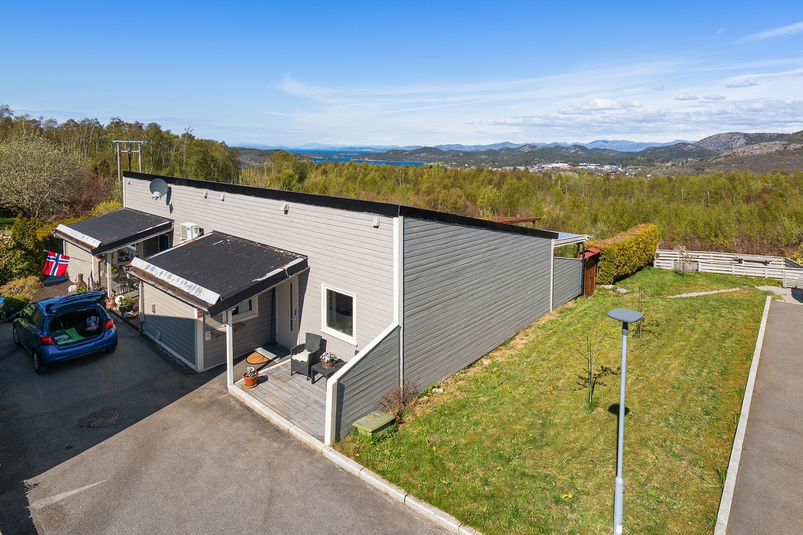 Parkering i carport i fellesanlegg. Galleribilde