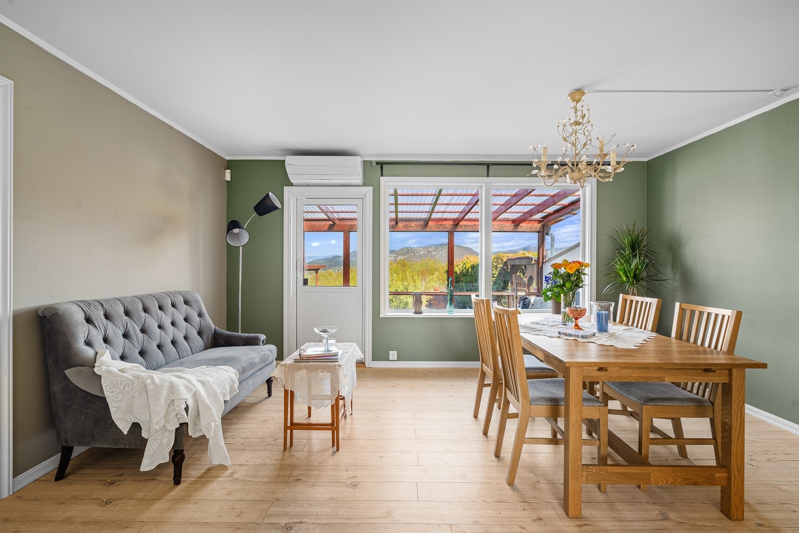 Stuen er lys og trivelig, med en åpen og sosial løsning som gir en god romfølelse i boligen. Galleribilde
