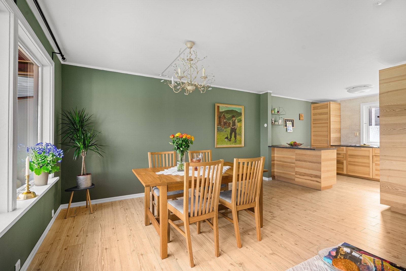 I tilknytning til kjøkkenet er det god plass til spisebord, som gjør dette til et naturlig samlingspunkt for både hverdag og hyggelige middager med familie og venner. Galleribilde