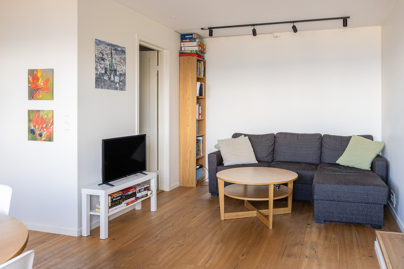Utleiedel består av åpen stue- og kjøkkensone på ca. 23m², soverom på ca. 9m² og bad på ca. 4m². Leietaker disponerer bod på 2,4m² innenfor soverom. Galleribilde