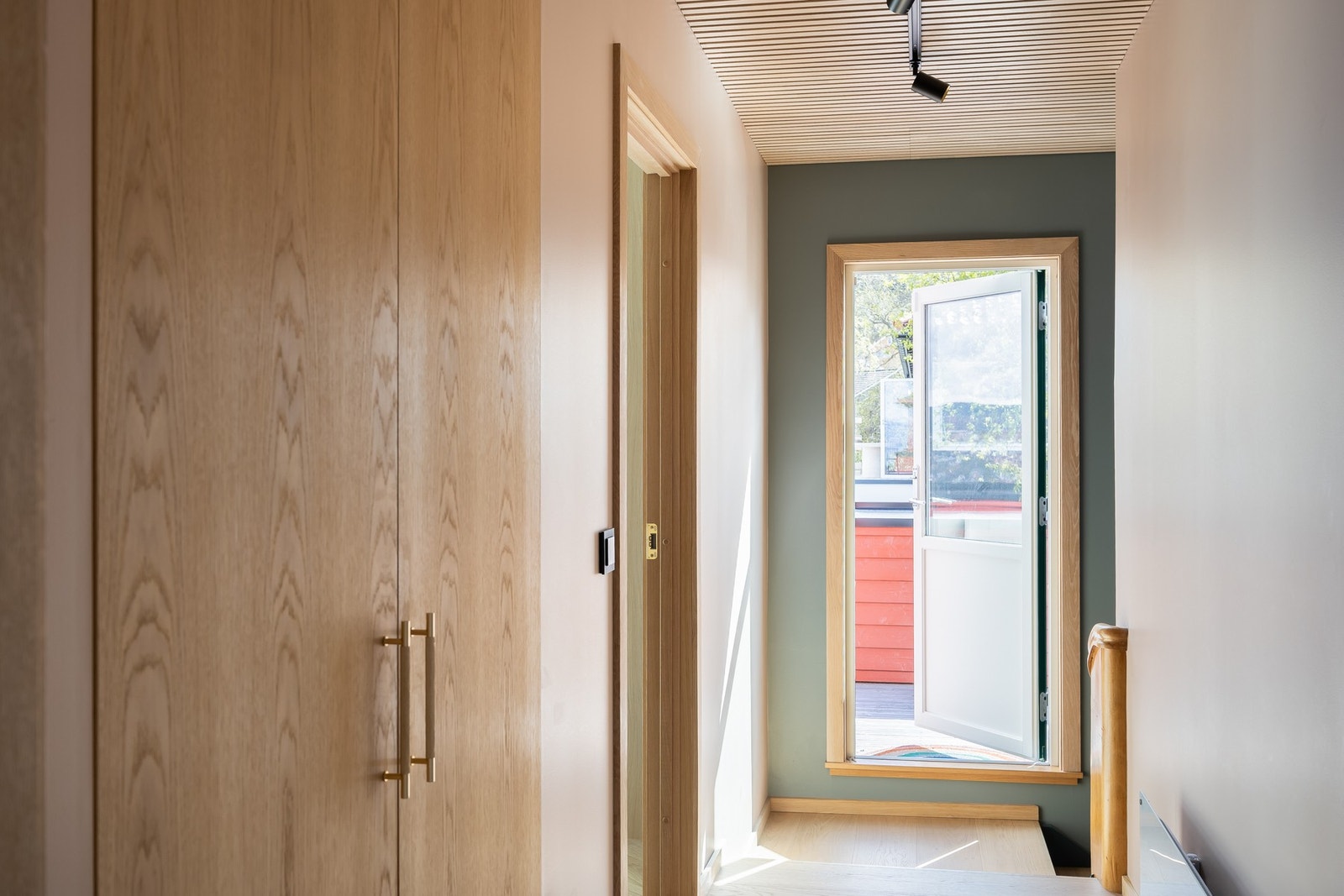 Fra gang 2.etasje er utgang til veranda. I gang er en innfelt bod på 1,8m² med garderobeinnredning og dører i eik. Galleribilde