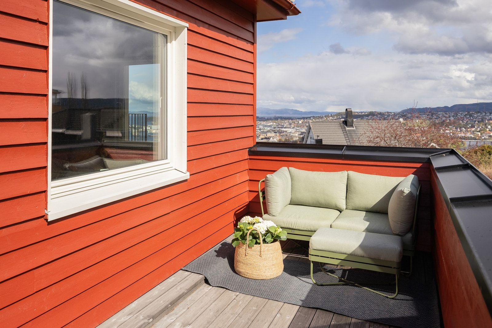 Sydvendt veranda på 15,4m². Galleribilde
