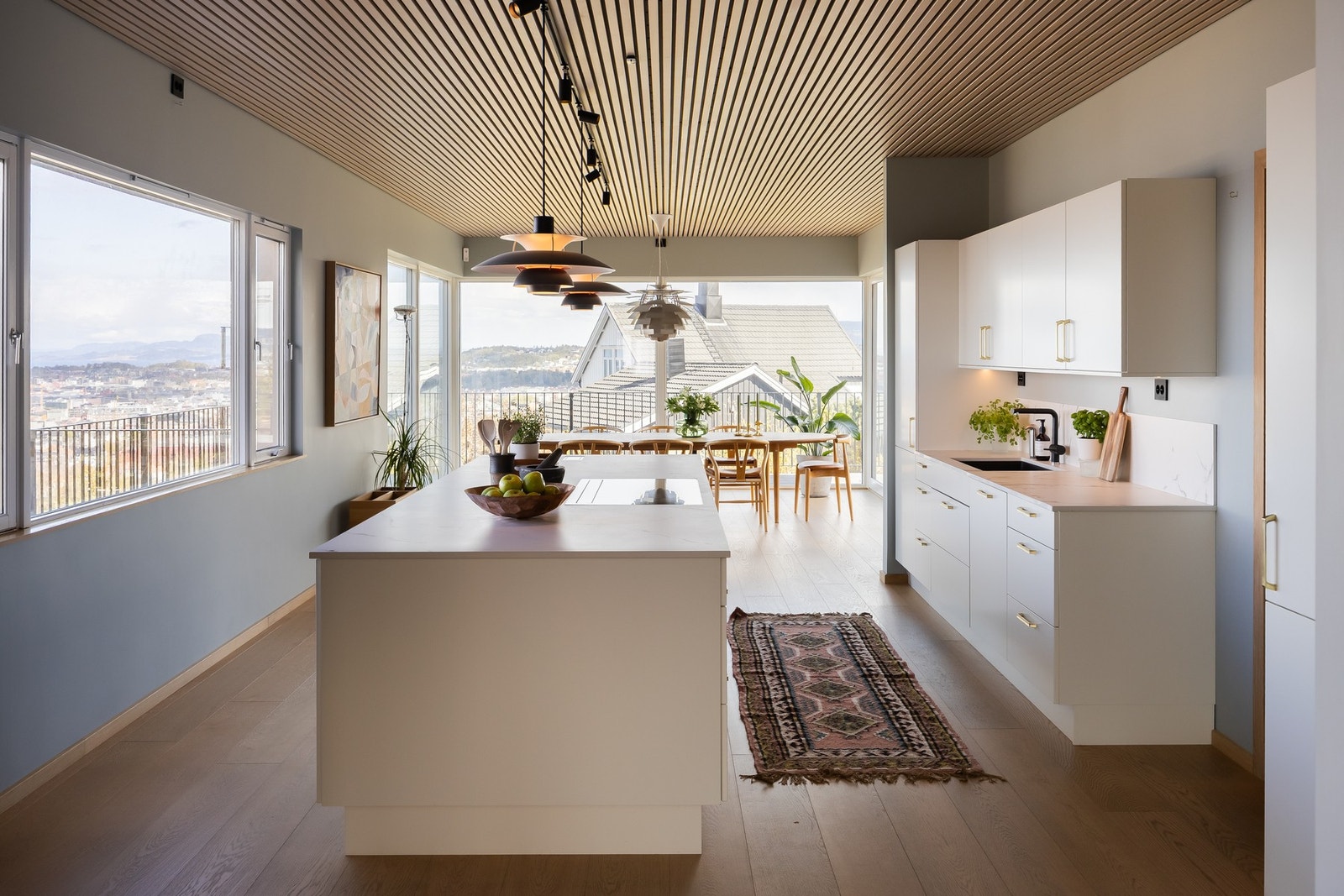 Stor kjøkken- og spisestuesone på 45m². Galleribilde