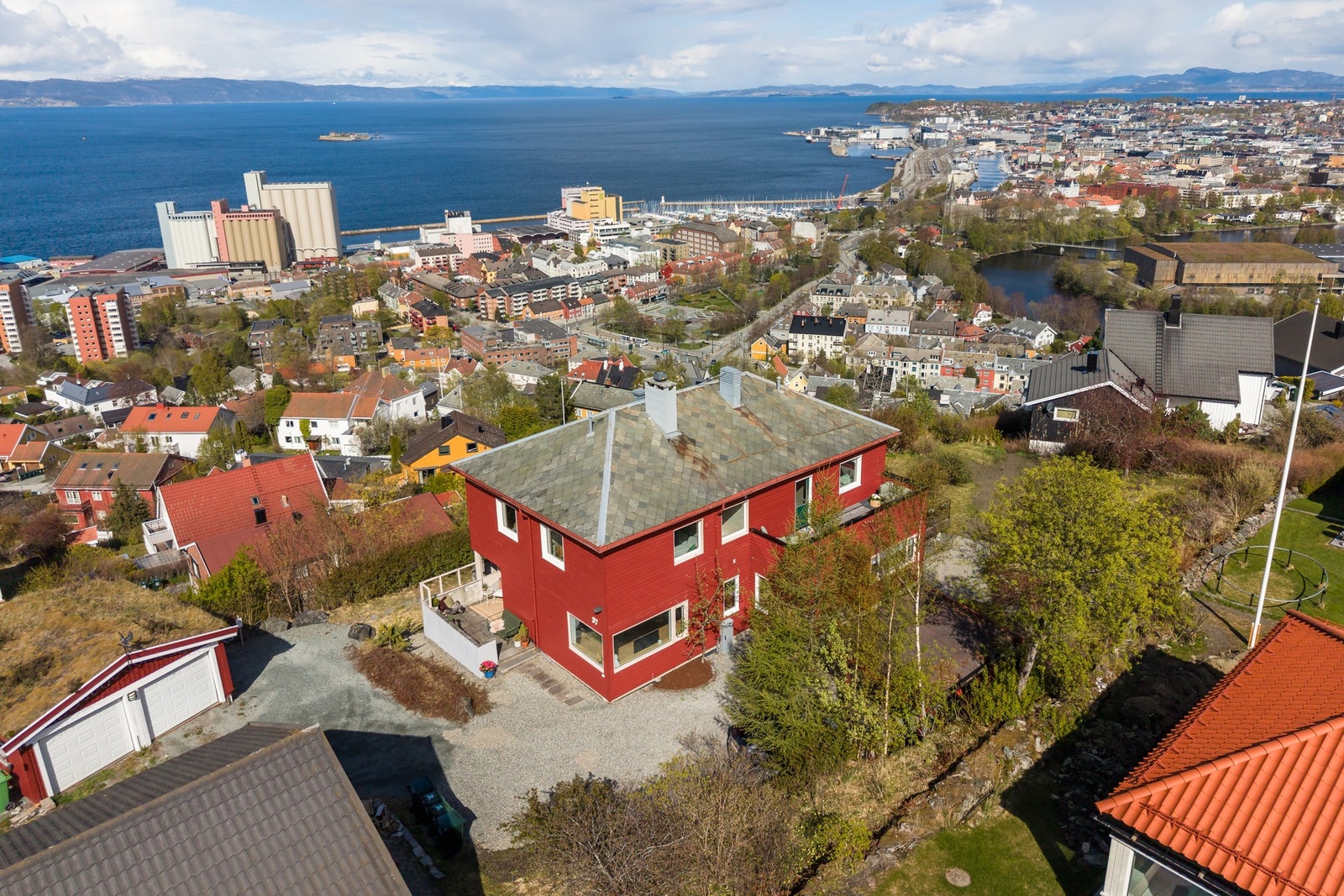 Tomten ligger innerst i en blindvei, er på 1546m² og er en av områdets beste hva angår utsikt, solforhold og størrelse. Galleribilde