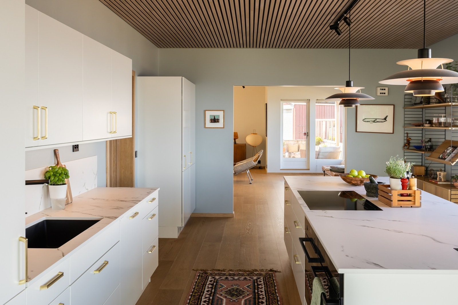 Nydelig rom med store vindusflater, spilehimling i eik og en takhøyde på hele 267cm. Galleribilde