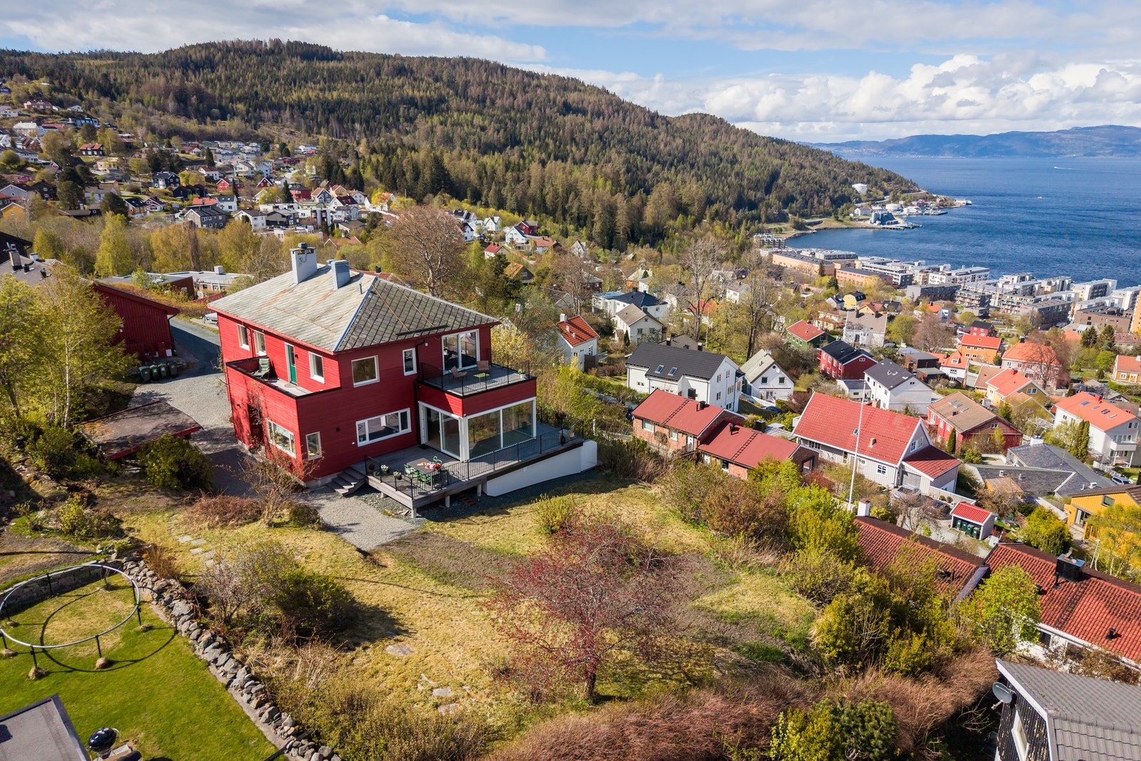 Praktfull utsikt mot fjorden, sentrum og Fosenalpene, og sol sommerstid fra tidlig morgen og helt til ca. kl 23 på kvelden. Galleribilde
