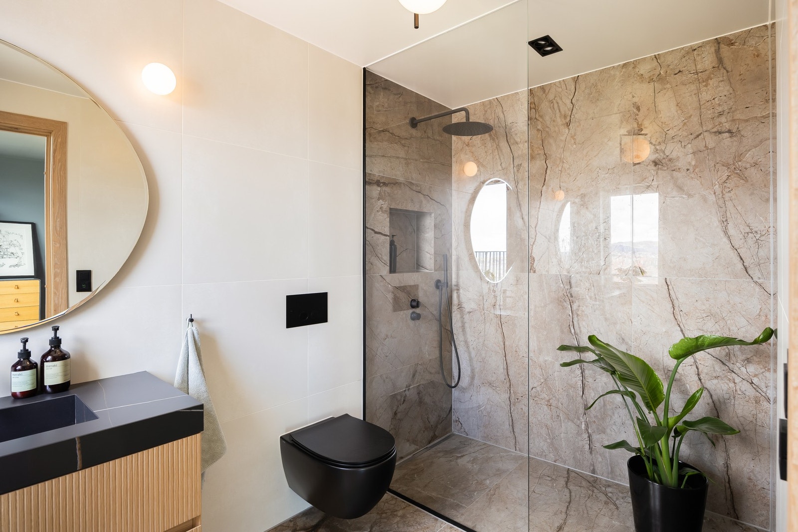Badet i tilknytning til hovedsoverom er på 5,3m² og ble renovert i 2024. Galleribilde