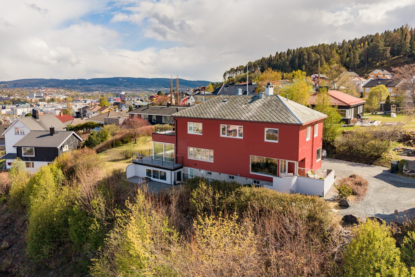 Her bor man i familievennlige omgivelser med gangavstand til byen og få minutter unna bymarkas fantastiske turstinett. Galleribilde