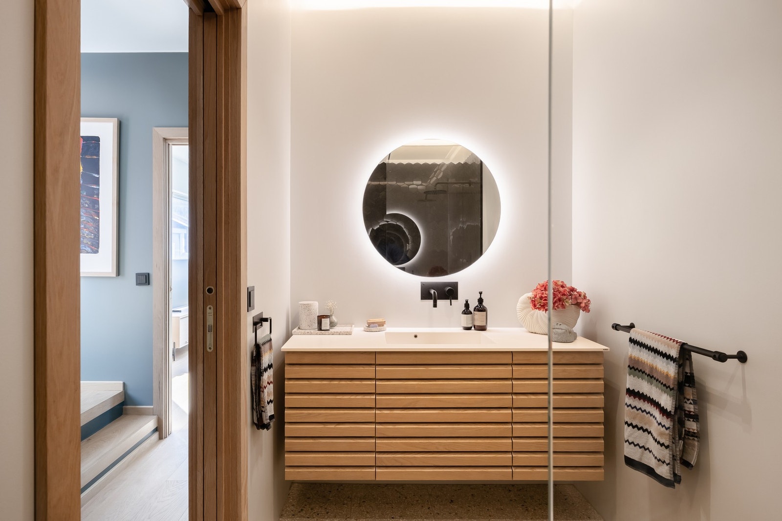 Badet i 1.etasje fremstår som meget lekkert og ble renovert i 2020. Galleribilde