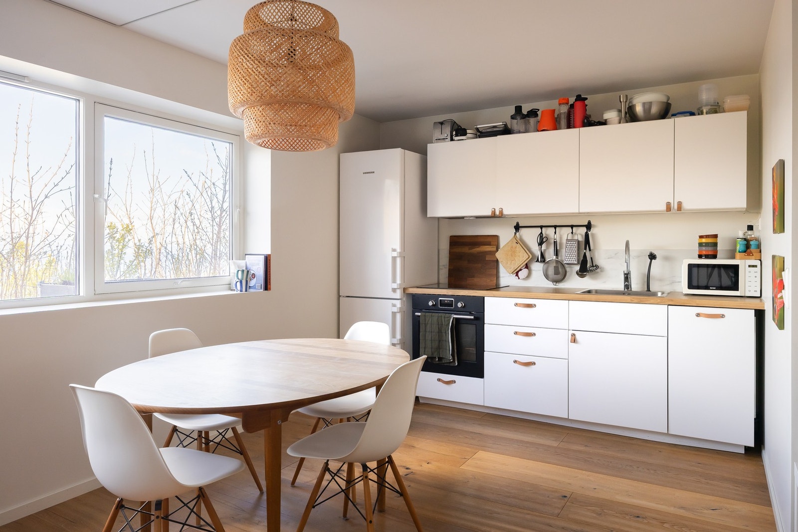 2-roms utleiedel på ca. 37m² i sokkel. Utleiedelen er i dag utleid for kr 12.000,- per mnd. inkl. internett. Leietaker betaler egen strøm. Galleribilde
