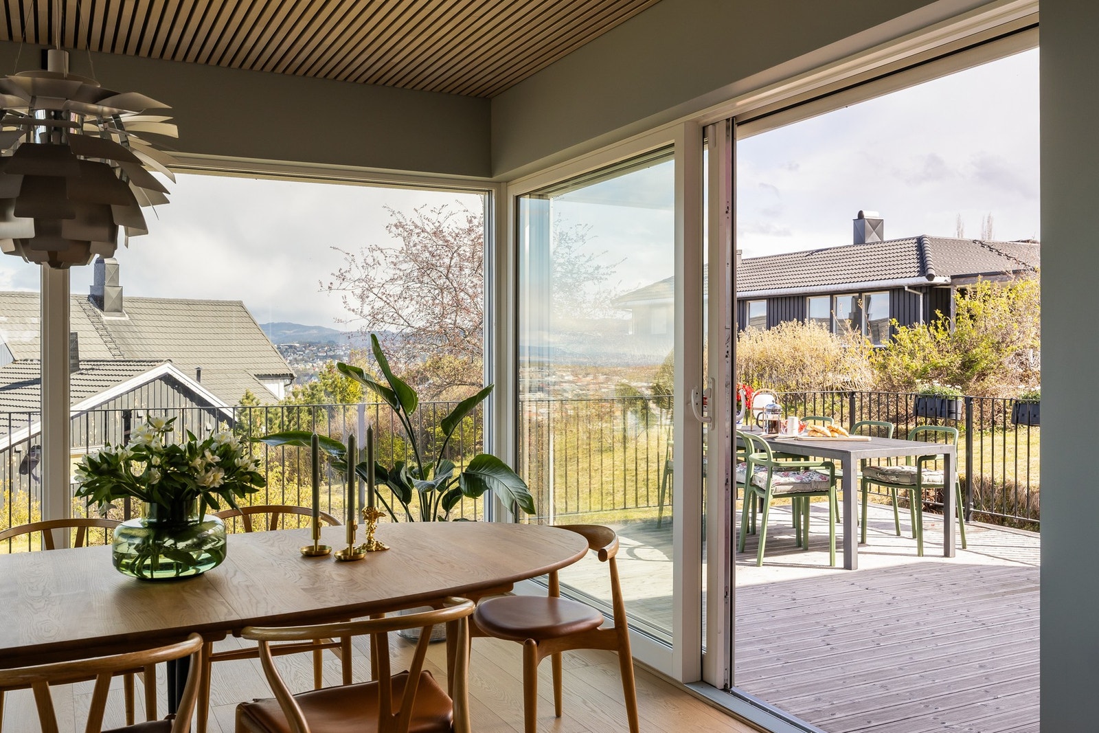 Fra spisestue er utgang til stor veranda. Galleribilde