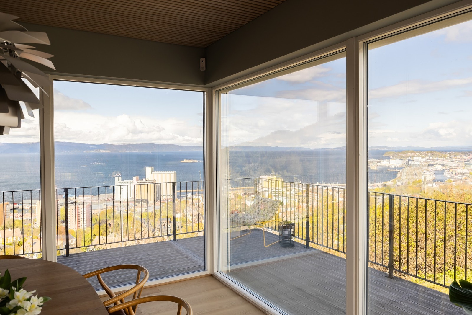Helt usjenert og uhindret utsikt mot byen, fjorden og Fosenalpene. Galleribilde