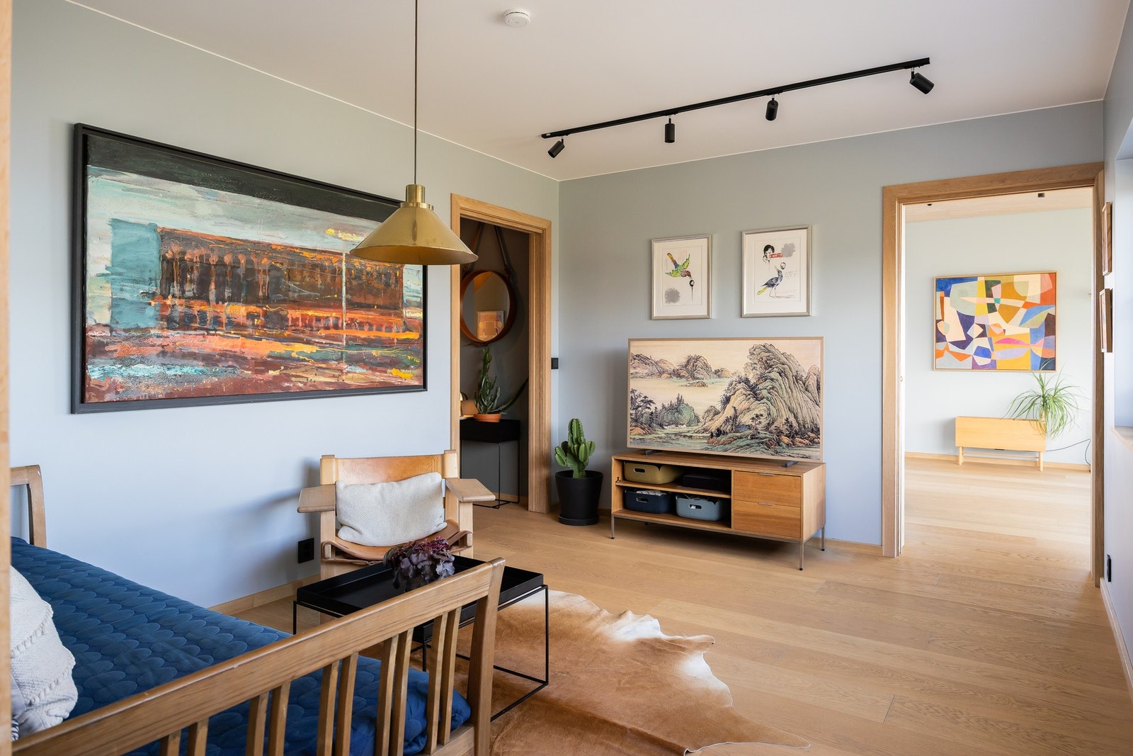 Praktisk separat TV-stue på 14m² med skyvedører mot tilstøtende rom. Galleribilde