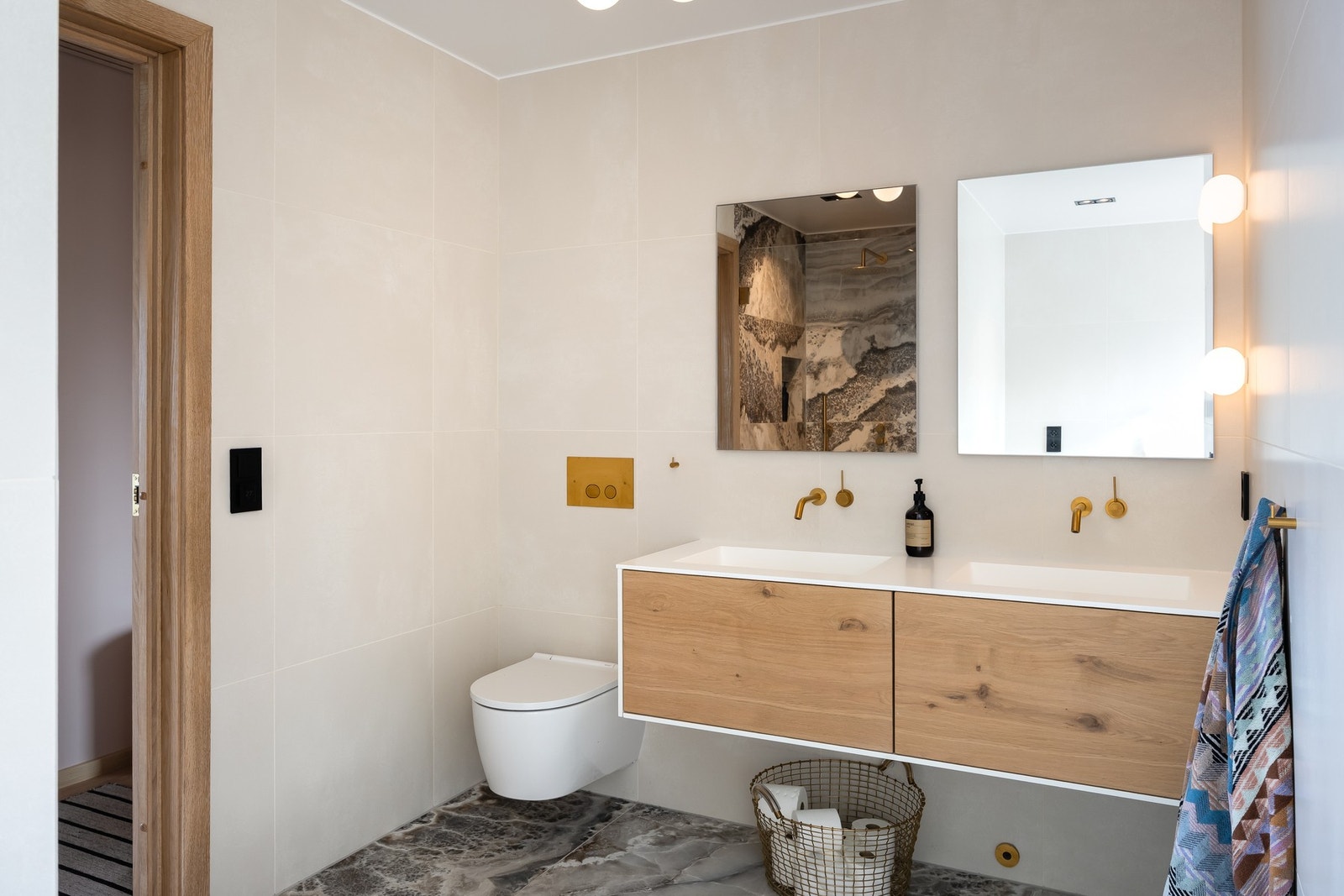 Det andre badet i 2.etasje ble også renovert i 2024 og fungerer som kombinert bad og vaskerom. Galleribilde