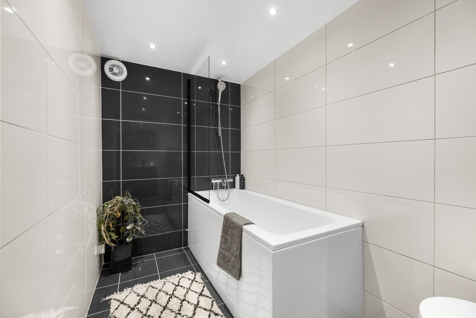 Badet i underetasjen har en ekstra A16-kurs som per i dag er lukket og ikke i bruk, dersom det er ønskelig med vaskemaskin i underetasjen kan dette tilkobles av rørlegger. Galleribilde