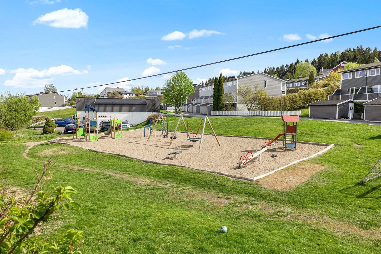 Nabolaget oppleves stille og tilbaketrukket, samtidig som du har gangavstand til flotte turmuligheter i skog og mark året rundt. Galleribilde