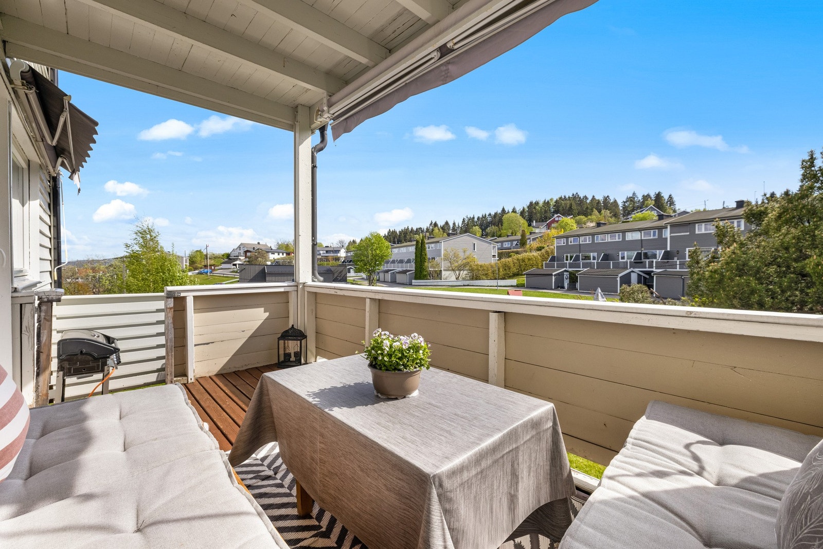 Fra stuen er det utgang til en koselig terrasse på ca. 7,6 m², med direkte adkomst videre ut til markterrassen og hagen. Galleribilde