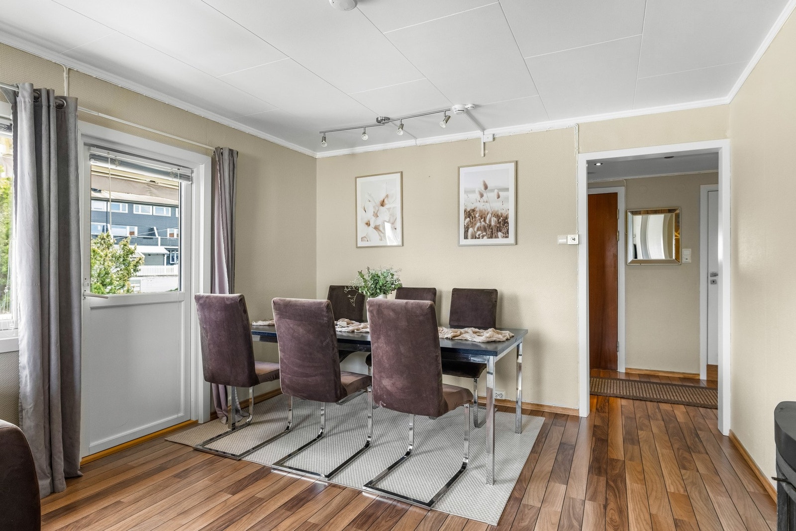 God plass til en stor spisegruppe hvor hele familien kan samles rundt hverdagens måltider. Galleribilde