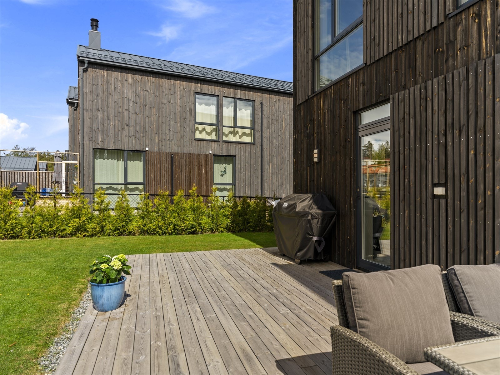 Terrasse på ca. 25 kvm med adkomst direkte til hageområdet Galleribilde