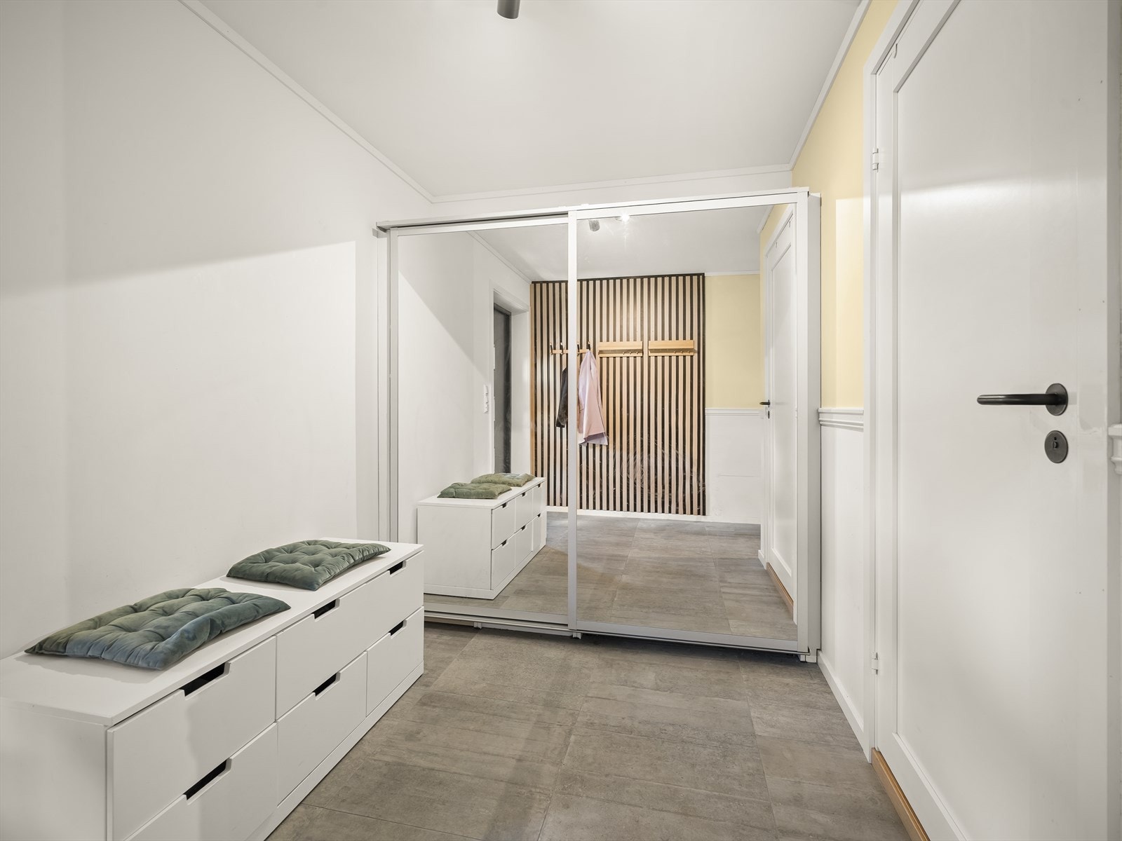Romslig og lys entrè Galleribilde