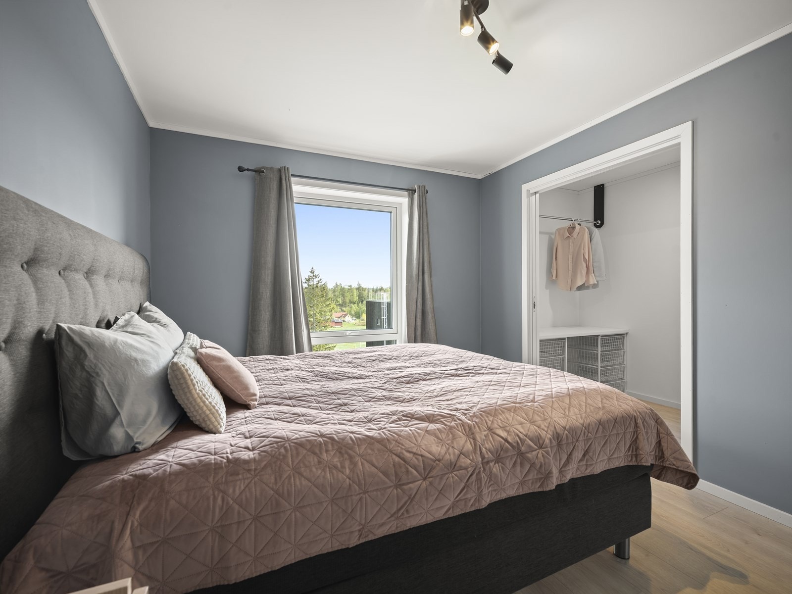 Soverom 2 tilknyttet praktisk walk-in Galleribilde